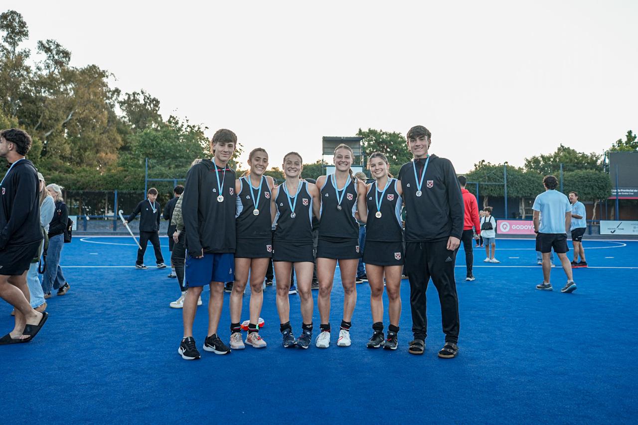 Son de Funes, jugaron el certamen de hockey más importante del país y sus equipos lograron la medalla de plata